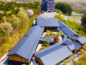【外観】敷地内には26種類の桜が咲きます