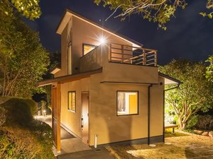 花畑エリアのヴィラ外観 夜