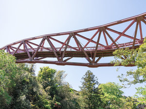 【あやとり橋-初夏】あやとりのような美しい曲線デザインが特徴の山中温泉を代表するシンボルのひとつ。