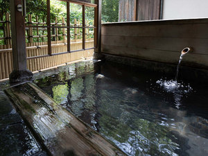 【露天風呂付き客室(こおろぎ)初夏】自然が奏でる音に耳を傾けながら、温泉でゆったりと寛げます。