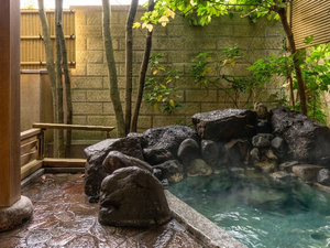 【ヒストリースイート聚楽第-客室露天風呂】庭園を眺めながら、露天風呂で静寂に包まれる贅沢な湯浴みを