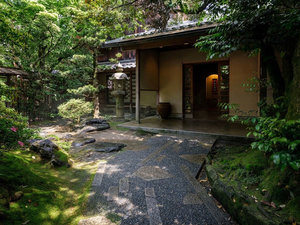 【胡蝶へようこそ】喧騒を離れた先に佇む、一日七組だけの料理旅館。静かな和の趣とともにお迎えいたします