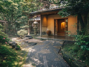 【胡蝶へようこそ】喧騒を離れた先に佇む、一日七組だけの料理旅館。静かな和の趣とともにお迎えいたします