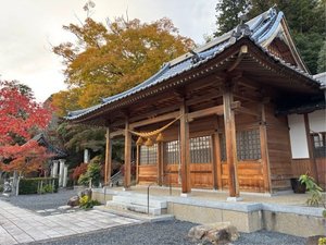 竹亭より徒歩2分の「湯神社」古くから親しまれている湯神社は、藤、紅葉など四季折々の風景を楽しめます。