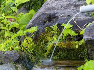 ホテル目の前に湧き出る冷たい湧水「甘露水」