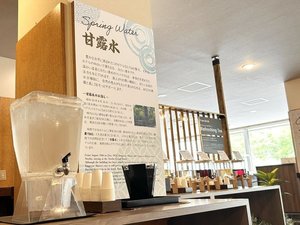 ホテル前に自然湧出している湧き水「甘露水」のサーバーをご用意。