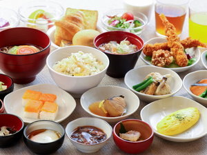 ■朝食<レストラン「Hatago」>『味めぐり小鉢横丁』ご当地逸品と朝の彩り献立
