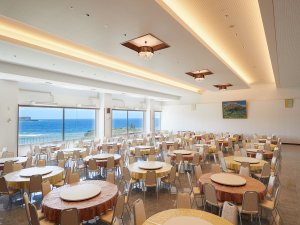 レストラン◇窓からのぞくエメラルドグリーンの海♪