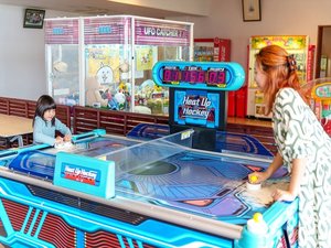 エアホッケーをする親子
