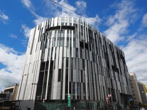 【当館から徒歩約10分】隈研吾氏が設計した美しい建物で、現代ガラスアートを展示「富山市ガラス美術館」