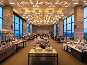 【最上階12F　レストラン】四季折々の景色と共に和洋中ビュッフェを心ゆくまでお楽しみください。（一例）