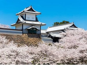 【金沢城公園】歴史ある石垣や美しい城郭をめぐりながら、金沢の歴史と風情を感じられる観光名所。
