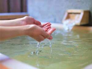 【客室】檜の香り漂うお風呂。贅沢な寛ぎをお楽しみください。