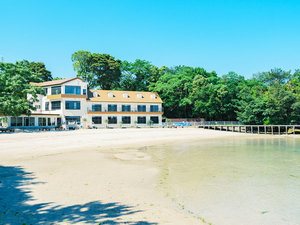 【外観】プライベートビーチのような静かな浜辺に面しており、リゾート気分満点です。