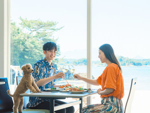 【夕食イメージ】海が見えるお食事処へは、ワンちゃん、ネコちゃんも同伴が可能です。