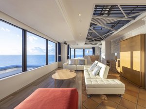 【33階ペントハウス】最上階客室のリビングルームは太平洋を見下ろすオーシャンビュー