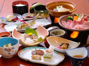 地場と旬にこだわった和食膳のお食事。（例）プランによっては、お部屋食でお召し上がりいただけます。