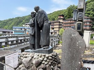 〇三朝温泉橋のたもと <当館より車で約5分>