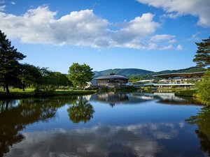 隣接する「軽井沢・プリンスショッピングプラザ」