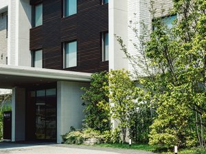 エントランス:当ホテルを拠点に地域の知られざる魅力を発見する旅をお楽しみください。