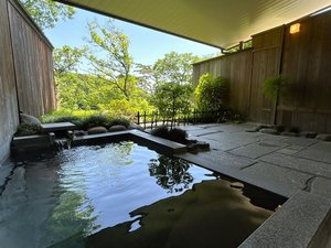 周囲の緑豊かな山々や、心地よい風の音、そして鳥のさえずりが響く中、ゆったりとお過ごしください。