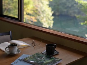 広縁からは、雄大な大瀞の景色を一望でき、四季折々の美しさを楽しむことができます。