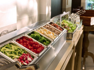 1F レストラン「洋食屋 銀座ランプ亭」。朝食は、和食、洋食をブッフェ形式でご提供。※イメージ