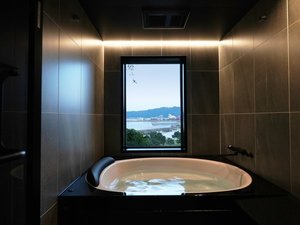 【オーシャンスイート◇バスルーム】角部屋から海を一望。静けさと感動が混ざりあう一室。