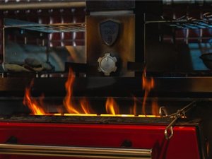 【ジョスパーグリル】まるで料理人の感性を映し出すようなこの炎は、ここにしかない味覚を整える薪火の芸術