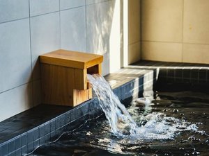 溶岩の熱と冷たい水に抱かれて、自分をリセットする時間。サウナ後のアイスバスで感覚が澄んでいく感動体験