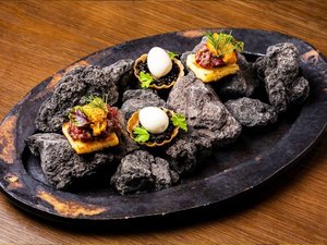 一口の驚きから、今宵がはじまる。季節の素材を重ねた小さなアミューズが、特別な食卓へと誘います。