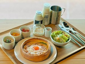 【ご朝食一例】フランスの郷土料理パスカードや油山牧場で採れた生乳を使用したヨーグルトなどをご提供