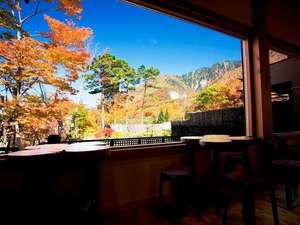 【ロビー】例年10月中旬〜下旬にかけて、紅葉の見頃を迎えます。