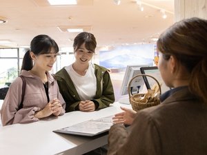 フロントチェックインは「森の駅箱根十国峠」2階フロントにてお願い致します。