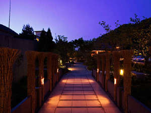 �y�G���g�����X�z�΂Ɉ͂܂ꂽ�G���g�����X��������A���\���ցB