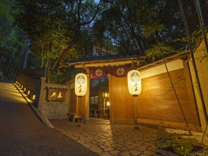 【米屋の正門】昼は精悍に、夜は幻想的に佇む…。そこには日常から離れた別世界が広がる。