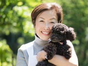 女将と看板犬のはなちゃん