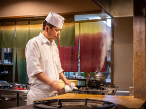 お食事処で最後の仕上げ。出来立ての美味を料理の鉄人がお届けします