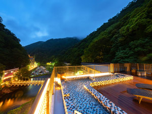 2021年9月にリニューアルした貸切展望露天風呂。開放感のある絶景と温泉をお楽しみください