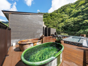 2021年9月に屋上の貸切展望露天風呂がリニューアル!四季折々の山景色をお楽しみください