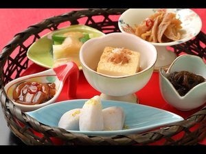 【冬の夕食一例】前菜盛り合わせ。彩り豊かな旬の味覚を心ゆくまでお楽しみください。