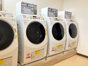 コインランドリーは1階にございます。 洗濯乾燥機が4台ございます。
