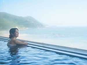 太平洋に面した横10mの一枚ガラス越しに、伊豆七島の島々や洋上から昇る朝日を見ることができます。