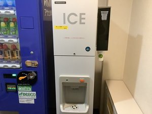ホテル5階に製氷機がございます。
