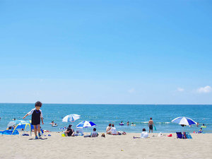 全長1.2qに及ぶ白砂の海岸で夏場は家族連れで賑わいます。