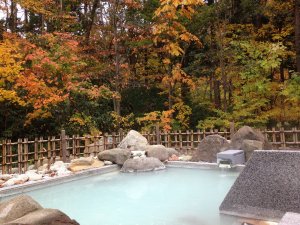 紅葉の露天風呂(男性用大浴場)