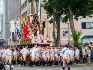 博多祇園山笠・博多の夏の風物詩。7月15日の「追い山」では当ホテルの目の前を通ります。