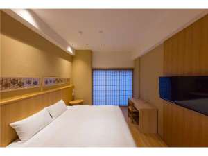 クイーンベッドが1つのタイプのお部屋です。大画面テレビもございます。