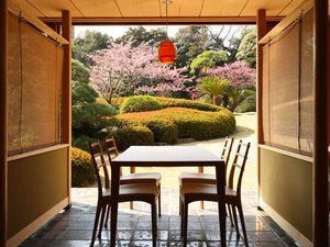 【食事処】日本庭園を臨むお食事処では、ゆったりとした時間をお過ごしいただけます。