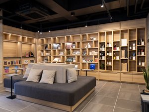 地域のお土産コーナー、山梨県のお酒や織物製品をご用意